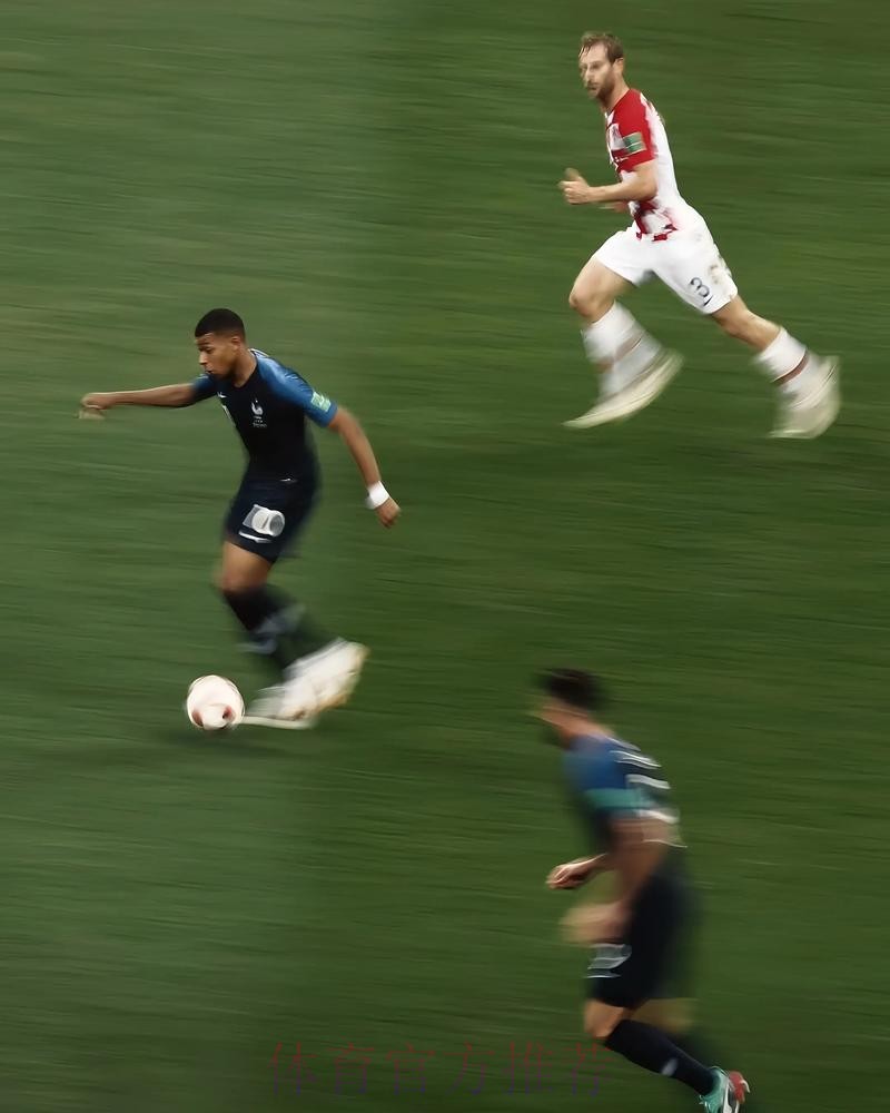 姆巴佩:应该关注亚马尔场上表现 18岁谁都会犯错 姆巴佩:应该关注亚马尔场上表现 18岁谁都会犯错